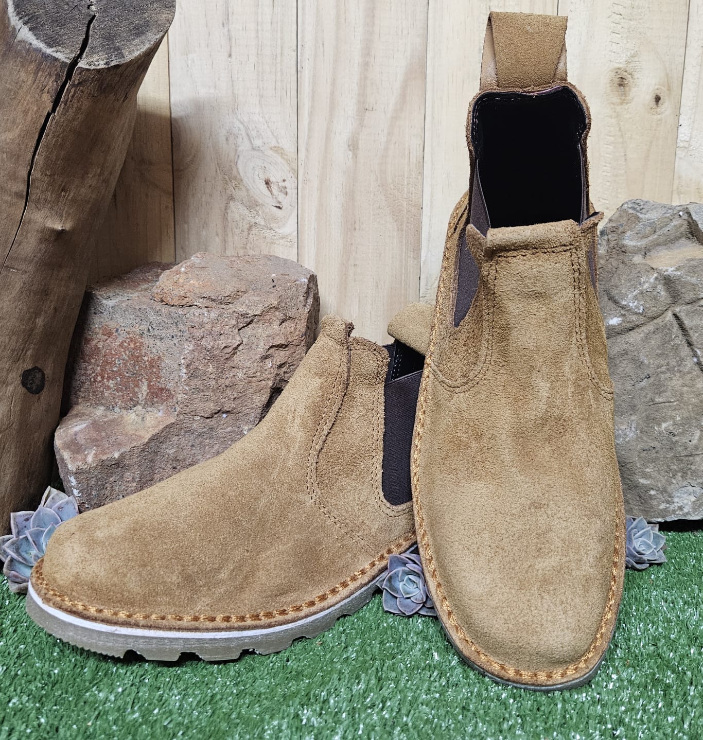 Men bootse suede camel