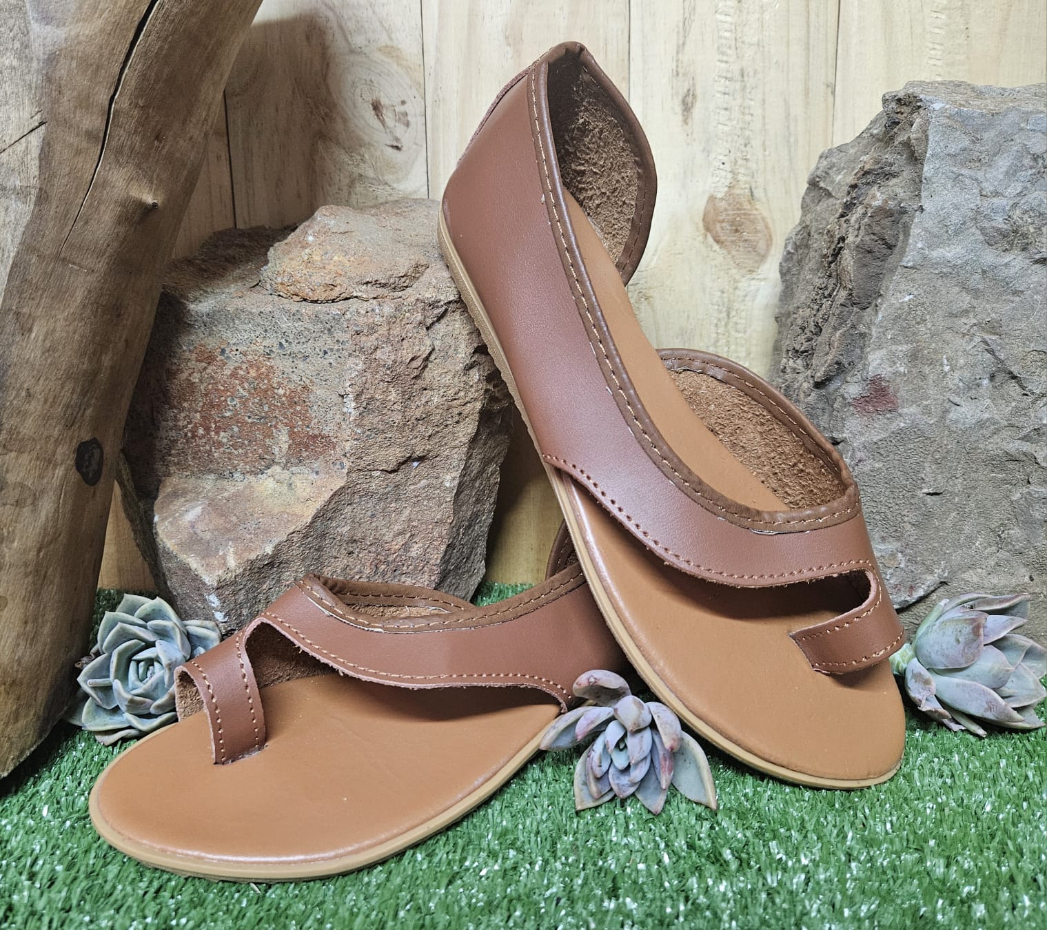 Maca toe sandals tan